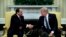 Presiden Amerika Donald Trump (kanan) menyambut hangat Presiden Abdel Fattah el-Sissi (kiri) saat melakukan kunjungan ke Gedung Putih, Senin (3/4).