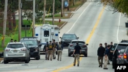 联邦调查局特工聚集在缅因州路易斯顿发生大规模枪击事件的一家酒吧现场。(2023年10月26日)