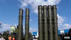 去年莫斯科武器出口展览上的S-300防空导弹系统（美国之音 白桦拍摄）