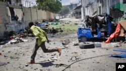 资料图片：一名索马里人在青年党发动的一次袭击中逃难。