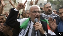 Juru runding utama Palestina Saeb Erekat (depan) dilaporkan mundur karena perundingan dengan Israel tidak bergerak sama sekali (foto: dok). 