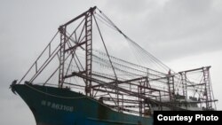 疑似中国渔船在菲律宾巴塔哈群礁的水域触礁