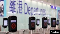 រូបឯកសារ៖ ទិដ្ឋភាព​នៅ​អាកាសយានដ្ឋាន​អន្តរជាតិ​ក្នុង​ទីក្រុង​ហុងកុង ក្រោយ​ពី​មាន​ការ​ផ្ទុះ​ឆ្លងរាតត្បាត​ជំងឺ​កូវីដ១៩ ថ្ងៃទី២ ខែកុម្ភៈ ឆ្នាំ២០២១។