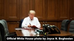 ፕሬዚደንቱ ትረምፕ እየታከሙ ከሚገኙበት ከዎልተር ሪድ ወታደራዊ ሆስፒታል ቢሮ ውስጥ ተቀምጠው