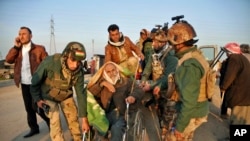 库尔德战士帮助一名被伊拉克基尔库克的“伊斯兰国”激进分子释放的雅兹迪老人。（资料照）