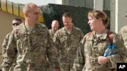 عکس آرشیوی از جفری هریگین رئیس مرکز فرماندهی نیروی هوایی آمریکا در جنوب غرب آسیا (چپ)