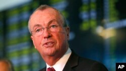 新泽西州长墨菲星期六签署行政命令，要求居民呆在家中，非关键商店无限期关闭（资料照片2018年6月14日）。