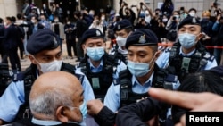 香港大批警察2023年2月6日在法庭外戒备。（路透社）