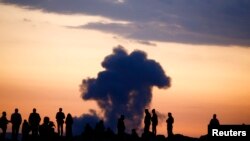 کردهای ترکیه در نزدیکی مرز سوریه شاهد حملات نیروهای ائتلاف به مواض داعش در شهر کردنشین کوبانی سوریه هستند - سوروق، ۲۶ مهر ۱۳۹۳ 