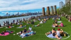 مردم با رعایت فاصله اجتماعی در پارکی در نیویورک