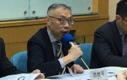 台湾师大教授范世平2019年12月17日在大选民调发布会上 （美国之音齐勇明摄）