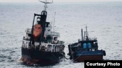 지난해 6월 동중국해 공해상에서 북한 선적 유조선 ‘유평 5호(왼쪽)’과 국적 불명 선박의 불법 환적이 의심되는 장면을 일본 외무성이 공개했다. (자료사진)