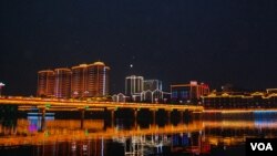 ជនជាតិ​ជ្វីស​​កំពុង​សម្រាក​នៅ​ជិត​អាវុធរបស់​ខ្លួន​នៅ​ក្បែរ Western Wall ក្នុង​ថ្ងៃបុណ្យ Tisha B&#39;Av ជាថ្ងៃអត់​អាហារ​និង​ស្ងប់ស្ងៀម​នៅ​ទីក្រុង​ចាស់ Jerusalem។