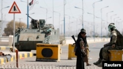 22일 예멘 사나에서 후티 반군이 대통령궁 앞을 지키고 있다.