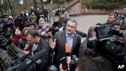 Pemimpin Krimea, Sergei Aksyonov, memberikan keterangan kepada media (8/3). 