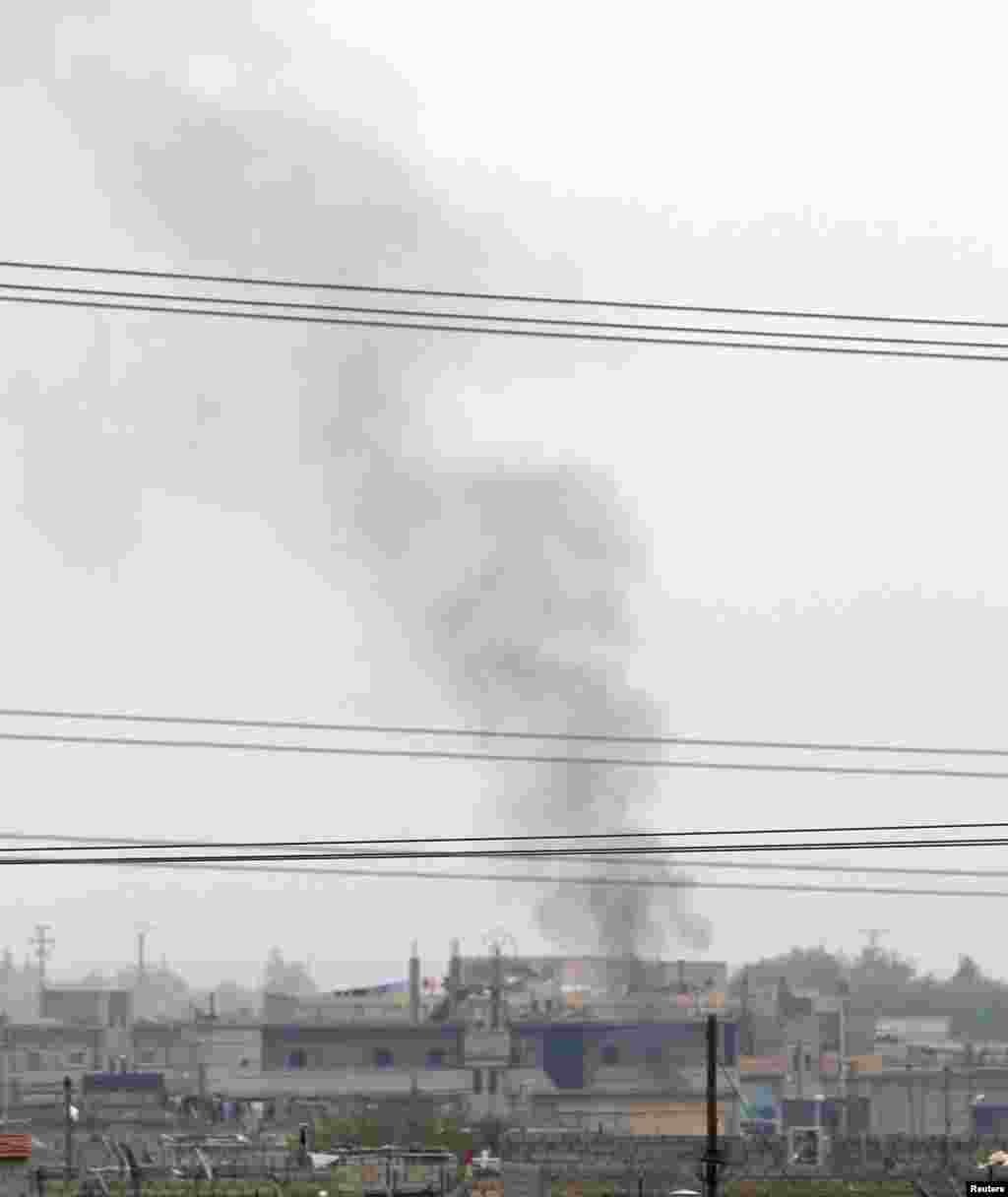 2012年11月26日，从土耳其尚勒乌尔法省边境城镇杰伊兰帕纳尔可以看到叙利亚城镇拉斯艾因高高升起的浓烟。