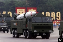 1999年北京国庆阅兵展示的东风导弹。