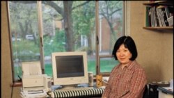 王友琴在书房（王友琴提供图片）