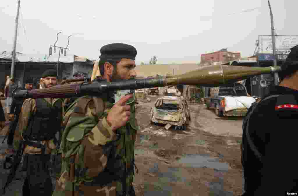 Beginning the start of a four-nation trip, U.S. President Barack Obama steps down the ramp upon his arrival at Haneda International Airport in Tokyo, April 23, 2014. &nbsp;