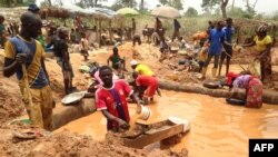 Gold miners work at a mining site in the Cameroon town of Betare Oya, April 4, 2018.