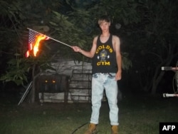 Ancienne photo de Dylann Roof brûlant le drapeau américain trouvée sur des sites nazis.