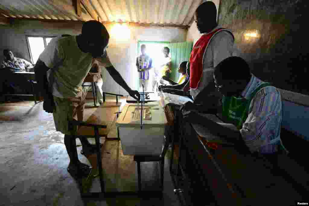 A man casts his ballot at a voting station near Gorongosa in central Mozambique, Nov. 20, 2013. 
