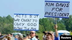 Pendukung berdemonstrasi di Grayson, Kentucky, mendukung petugas catatan sipil distrik Rowan, Kim Davis, yang dipenjara karena menolak perintah hakim untuk mengeluarkan surat nikah bagi sepasang gay, 5 September 2015. 