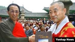 지난 2007년 황해남도 개성 영통사에서 열린 '영통사 복원 3주년 기념 및 성지순례 원만성취 기원 대법회'에서 남북 불교 대표들이 선물을 교환하고 있다. (자료사진)