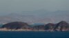 한국 연평도에서 바라본 북한 강녕군. 북한은 여러 섬에 해안포 진지 등 군사시설을 구축했다.