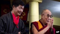 藏人行政中央政治领导人洛桑森格（左）与达赖喇嘛8月8日在印度达兰萨拉