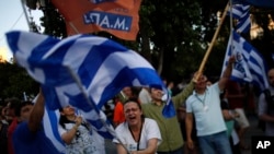 希腊公布了最新的全民公投结果之后，表示不接受债权人救助方案的人挥动希腊国旗