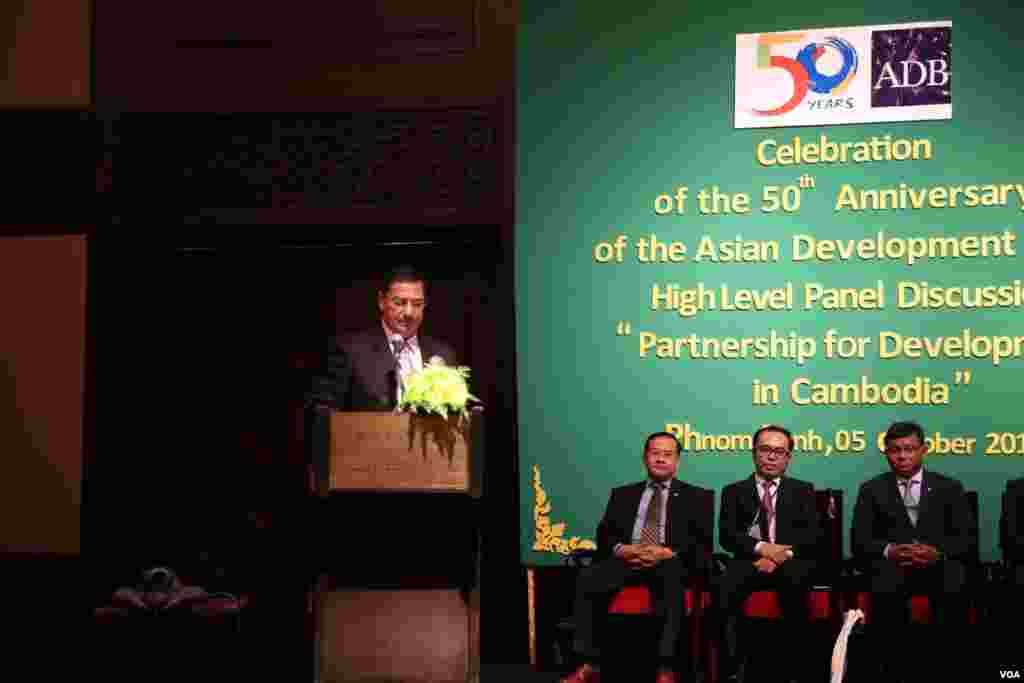 លោក Samiuela Tukuafu ប្រធាន​ស្ថាបនិក​តំណាង​ធនាគារ​ ADB ប្រចាំ​កម្ពុជាថ្លែង​សុន្ទរកថា​ស្វាគមន៍​ខួប​គម្រប់​៥០ឆ្នាំ និង​វេទិកា​ពិភាក្សា​កម្រិត​ជាន់​ខ្ពស់​របស់​ធនាគារ​អភិវឌ្ឍ​អាស៊ី (ADB) នៅ​សណ្ឋាគារ​សូហ្វ៊ី​តែល​ភ្នំ​ពេញ​ភូគីត្រា កាល​ពី​ថ្ងៃ​ទី ០៥ តុលា ២០១៦។ (ទុំ ម្លិះ/VOA)