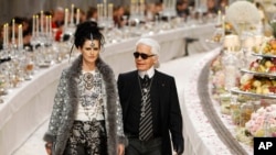 Le créateur de mode allemand Karl Lagerfeld avec le mannequin britannique Stella Tennant à la fin de la présentation de sa collection Paris-Bombay pour Chanel, à Paris, le 6 décembre 2011. (Photo AP)