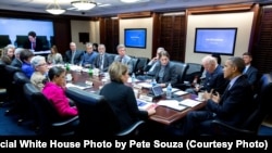 지난달 26일 바락 오바마 대통령(오른쪽)이 백악관 상황실에서 지카 바이러스 대응을 위한 회의를 주재하고 있다. (자료사진)