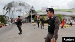 Pasukan keamanan terlihat di lokasi serangan bom di sebuah supermarket di kota Pattani, Thailand, 9 Mei 2017 sebagai ilustrasi. (Foto: Reuters)