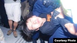 学民思潮召集人黄之锋被胡椒喷雾喷中倒地，被警员铐手铐拾走(张洁平微信图片)