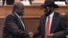 La présidente du Sud-Soudan Salva Kiir (à droite) et son ancien vice-président, le chef des rebelles Riek Machar (à gauche), se serrent la main à Addis-Abeba, le 12 septembre 2018.