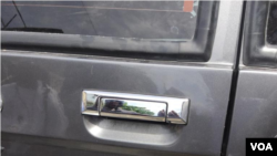 Kerusakan akibat terjangan peluru pada kendaraan anggota parlemen Haiti, Printemps Belizaire, Sabtu, 6 Juli 2019. 