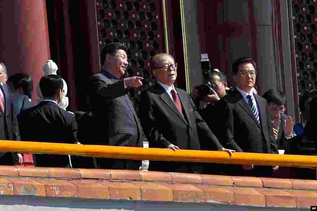 在&ldquo;纪念中国人民抗日战争暨世界反法西斯战争胜利70周年&rdquo;阅兵时，中国主席习近平和前主席江泽民交谈。胡锦涛在旁边（2015年9月3日）。不久前江泽民两次被中国官媒提到，是在为去世高官钱其琛和布赫送花圈者的名单中。在这之前，在2017年春节前夕&ldquo;习近平等党和国家领导人分别看望或委托有关方面负责同志看望&rdquo;的许多人里，江泽民名列第一位。但这都是&ldquo;只见名字不见人&rdquo;。