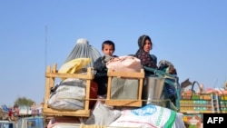 2023年12月3日，阿富汗难民乘坐卡车从巴基斯坦返回阿富汗的坎大哈省。（法新社照片）