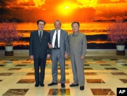 지난 2011년 1월 평양을 방문한 나기브 사위리스 오라스콤 회장(가운데)이 김정일 북한 국방위원장(오른쪽), 장성택 국방위 부위원장과 기념사진을 찍었다.