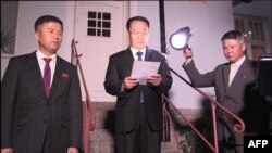 김명길 북한 외무성 순회대사가 지난 10월 스톨홀름의 북한대사관 앞에서 미-북 실무협상이 결렬됐다는 성명을 발표하고 있다.