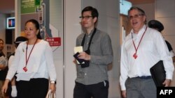 북한에 억류됐다 풀려난 호주 유학생 알렉 시글리 씨(가운데)가 지난 4일 도쿄 하네다 공항에 도착했다.