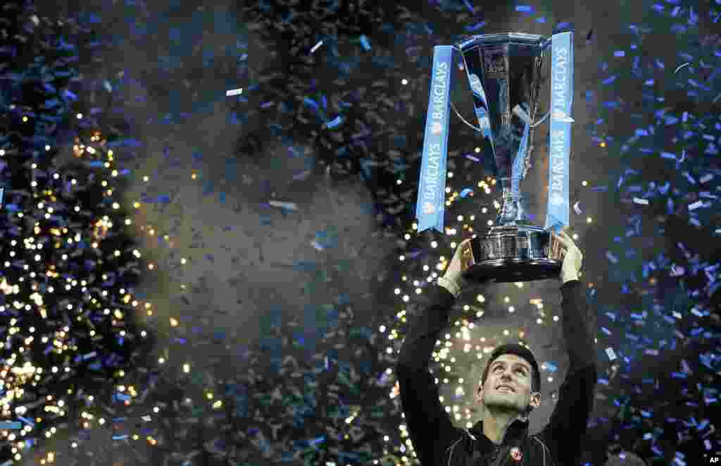 Petenis Serbia, Novak Djokovic mengangkat trophy &#39;ATP World Tour Finals&#39; setelah mengalahkan petenis Spanyol, Rafael Nadal di London, Inggris. 