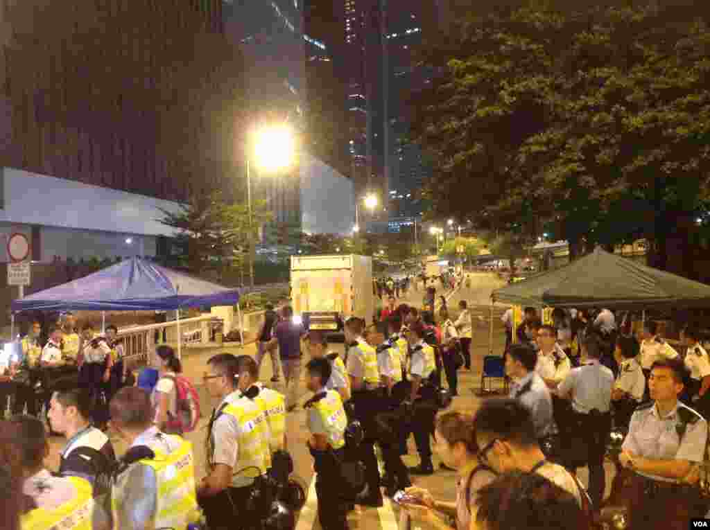 在各界呼吁撤离声中示威者继续坚守特首办（美国之音海彦拍摄 ）