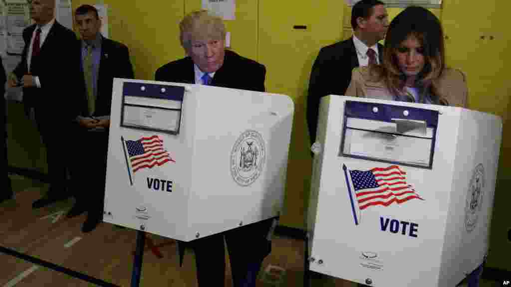 Le candidat républicain à la présidence, Donald Trump, et son épouse Melania, vote au bureau de vote 59, à New York le 8 novembre 2016.