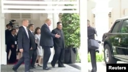 川普总统向金正恩展示他的总统专车。(2018年6月12日)