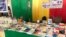A la foire du livre au pavillon Soleil Levant, Ouagadougou le 24 novembre 2019 (VOA/Lamine Traoré)
