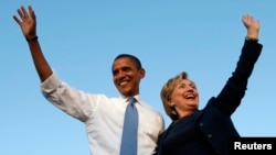 지난 2008년 10월 미국 대통령 선거를 앞두고 바락 오바마 당시 민주당 대선 후보가 자신의 유세를 지원하기 위해 나온 힐러리 클린턴 상원의원과 지지자들을 향해 손을 흔들고 있다. (자료사진)