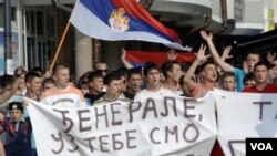 Para pendukung Ratko Mladic melakukan protes atas keputusan mengirimkan Mladic ke mahkamah kejahatan perang di Den Haag.